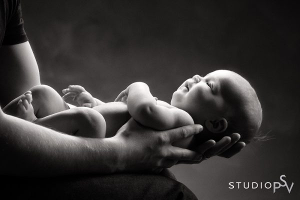 Vauvakuvaus eli newborn-kuvaus on ihana yllätys lahjaksi odottavalle äidille ja isälle. Tätäkään kuvaa ei ehkä olisi ilman lahjaksi saatua kuvausta. Kuva Reijo Koirikivi, Studio P.S.V.
