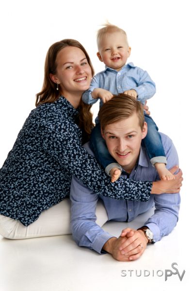 Lapsikuvauksen ohessa onnistuu hyvin myös perhekuvaus. Valokuvaaja Reijo Koirikivi.
