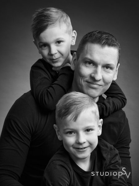Isä ja kaksi poikaa studiomuotokuvassa Studio P.S.V:ssä.