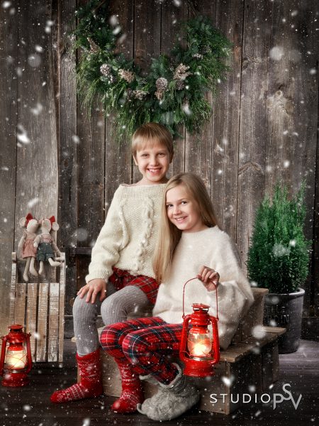 Kaksi tyttöä jouluisessa latomaisemassa Studio P.S.V:n joulukorttikuvauksessa.