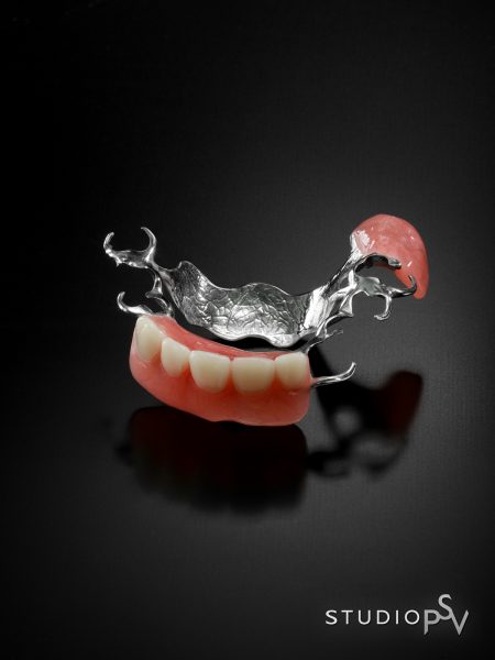 Hampaiden irtoproteesi tuotekuvassa.