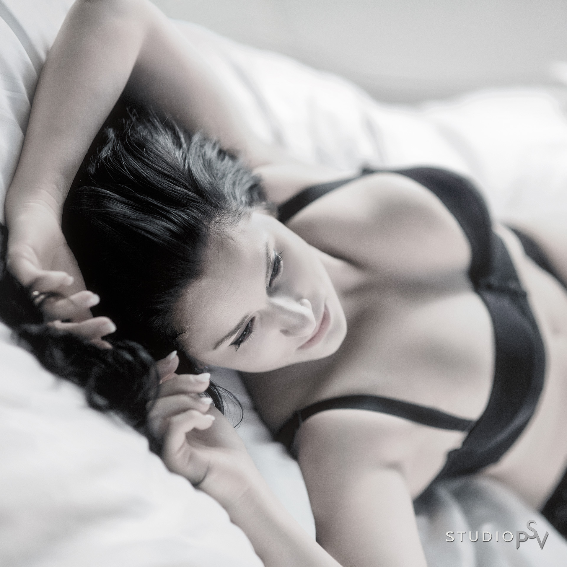 Nainen vähissä vaatteissa sensuellissa boudoir-kuvassa Studio P.S.V:ssä.