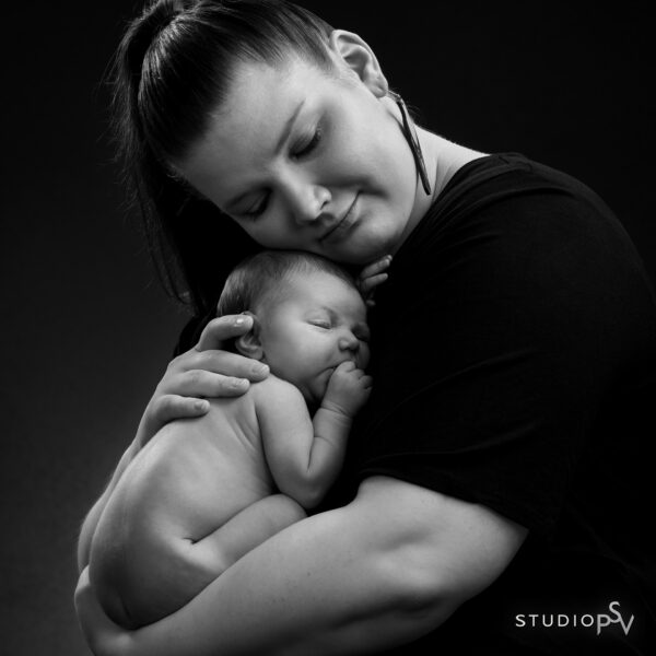 Vastasyntynyt vauva äitinsä hellässä syleilyssä Studio PSV:n newborn-kuvassa