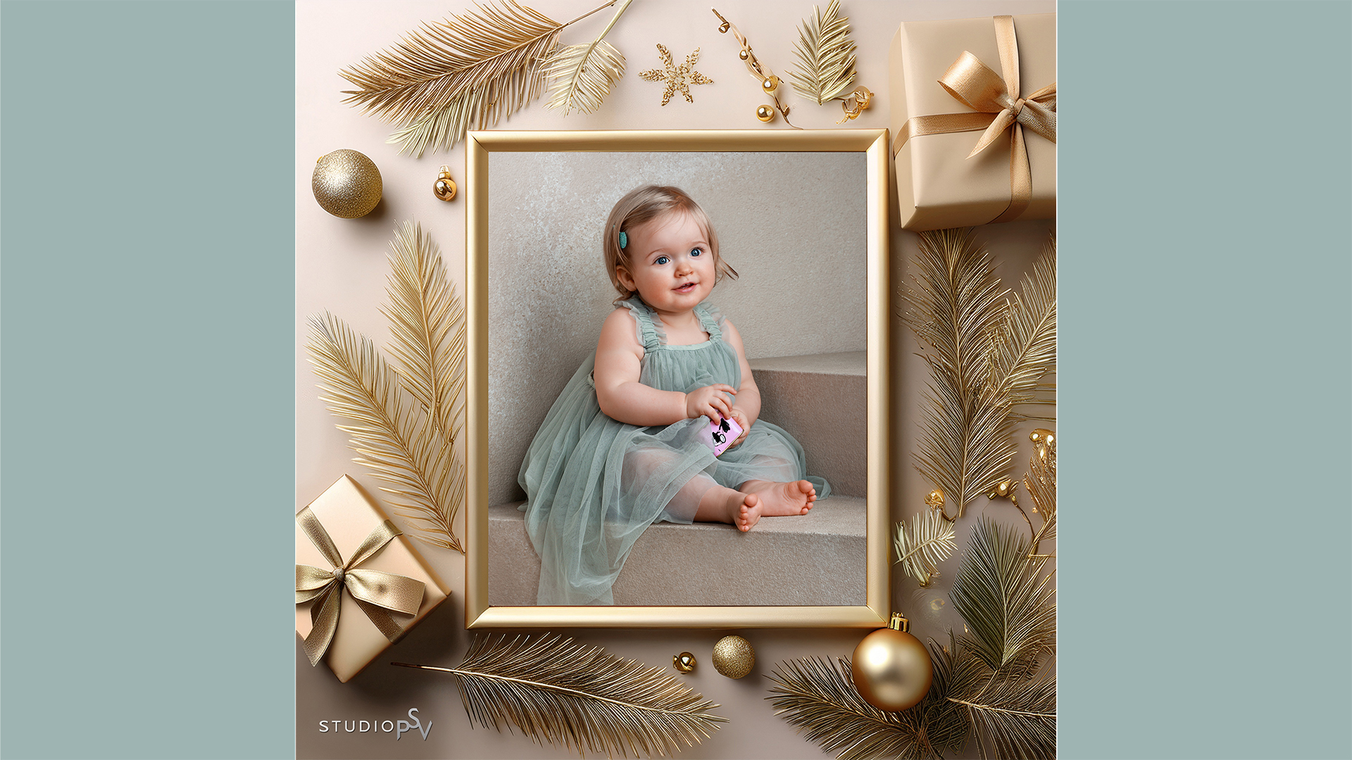 Beessin sävyisessä joulukortissa keskellä kuva pikkutytöstä harsomekossa kehyksenään joulupalloja, lahjapaketteja ja havuja