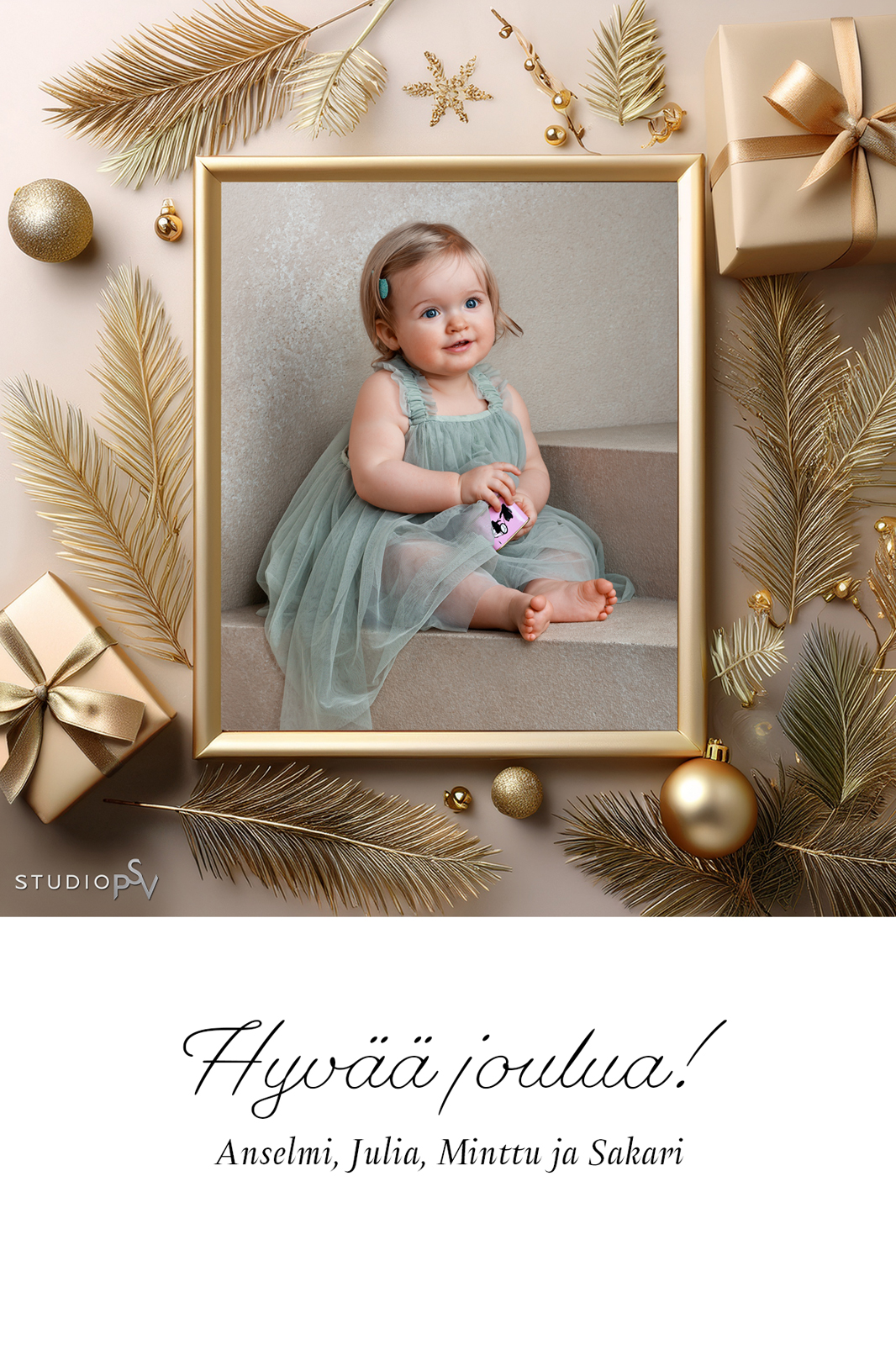 Joulukorttimalli, jonka kuvassa pikkutyttö portailla vihertävässä harsomekossa