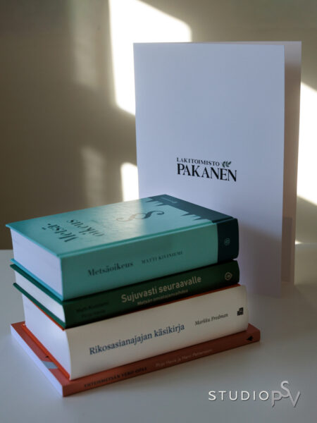 Lakiaiheinen kirjapino pöydällä