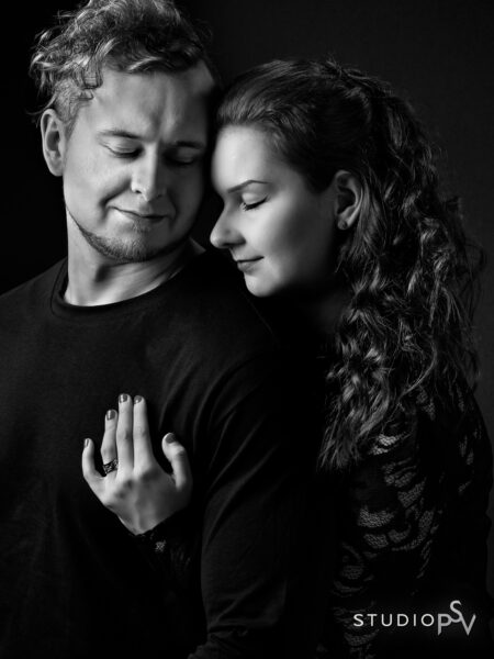 Nuori pari läheisessä kontaktissa mustavalkoisessa kuvassa