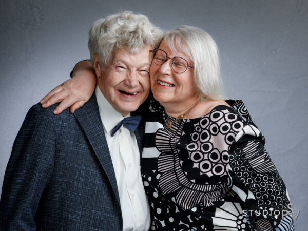 Iäkäs pari kaulailee naurussa suin