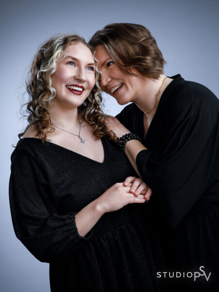 Äidin ja aikuisen tyttären hauska läheinen hetki talletettu kuvaan