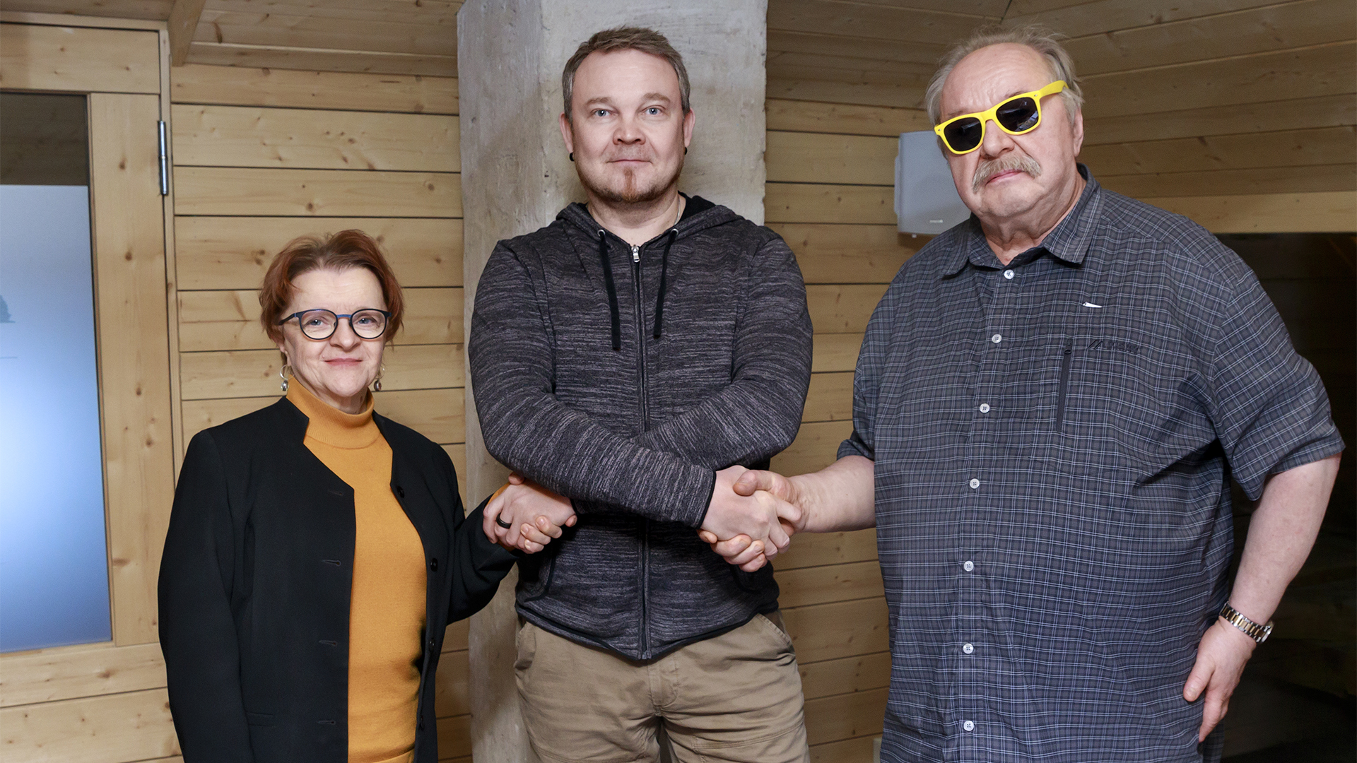 Raija Tuominen, Mika Vallineva ja Reijo Koirikivi kättelevät De Gamlas Hemin kabinetissa