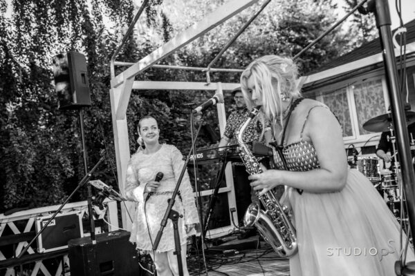 Kuvassa bilebändin solisti ja puhallinsoittaja.