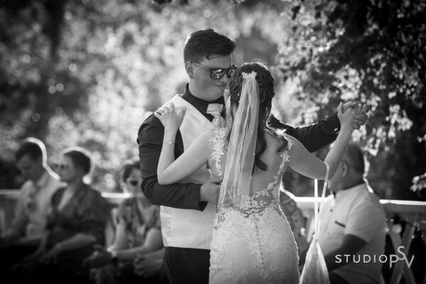 Hääpari tanssii valssia mustavalkoisessa kuvassa.